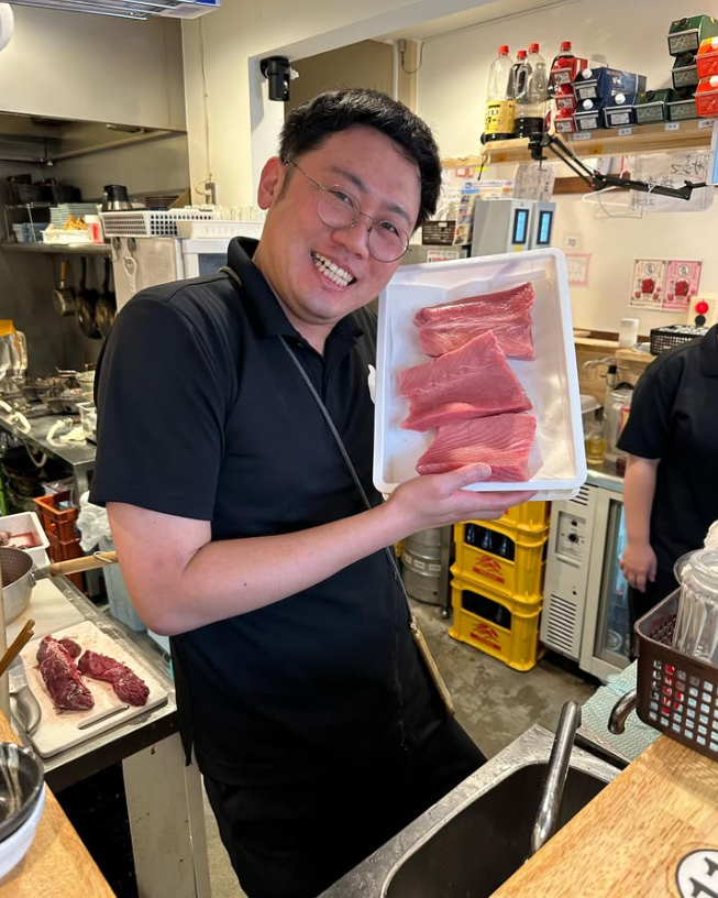 店舗の厨房で食材を持つスタッフ