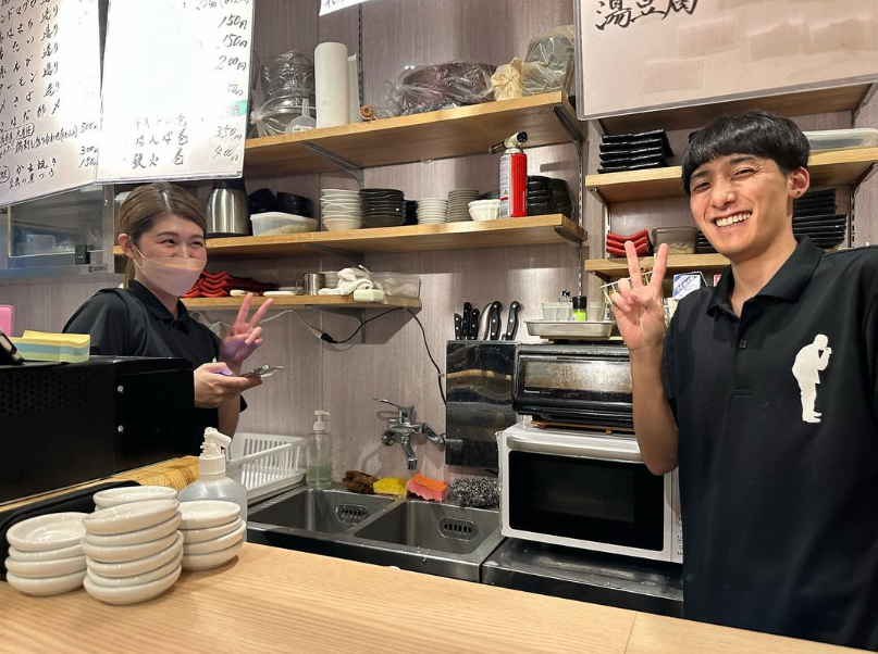 立ち呑み庶民のカウンターに立つスタッフ