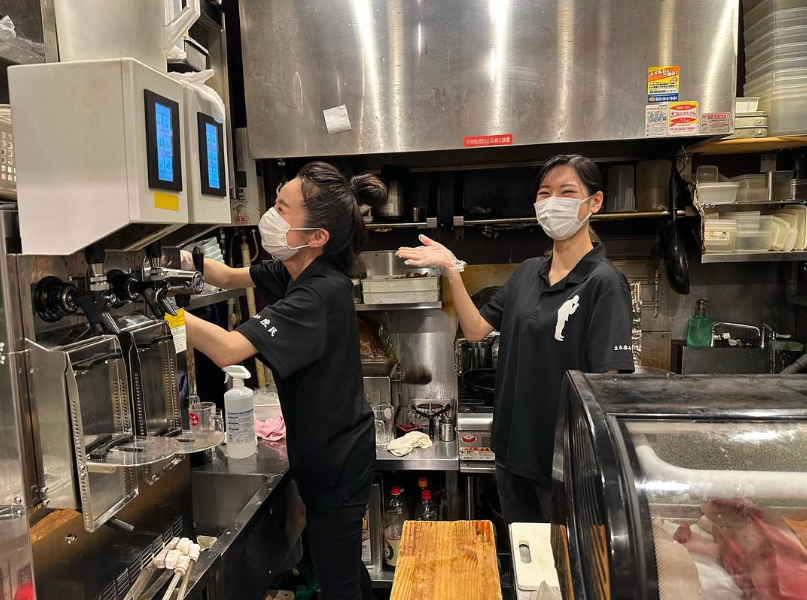 厨房で働く立ち呑み庶民のスタッフ