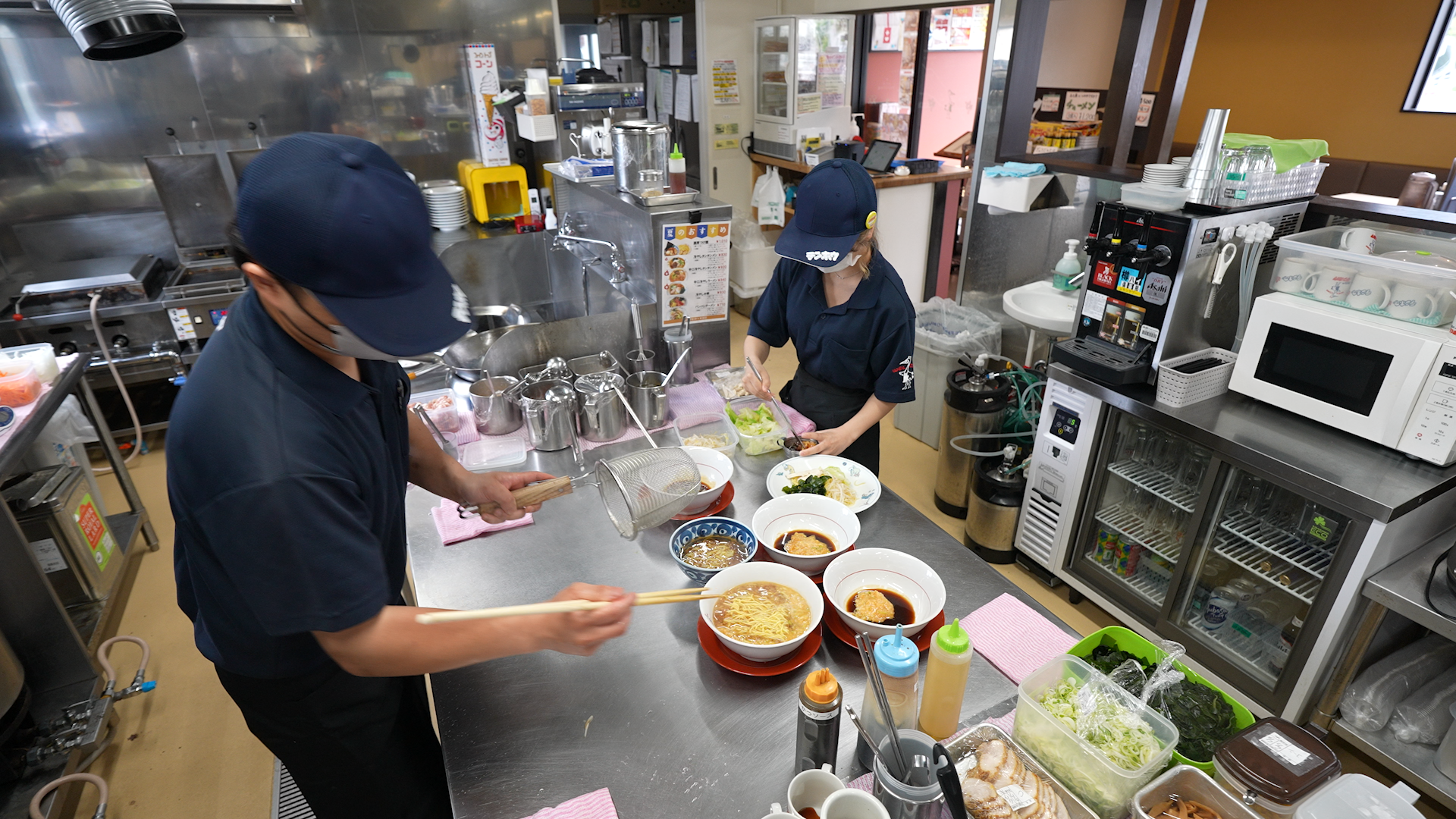 厨房で働くスタッフのみなさん