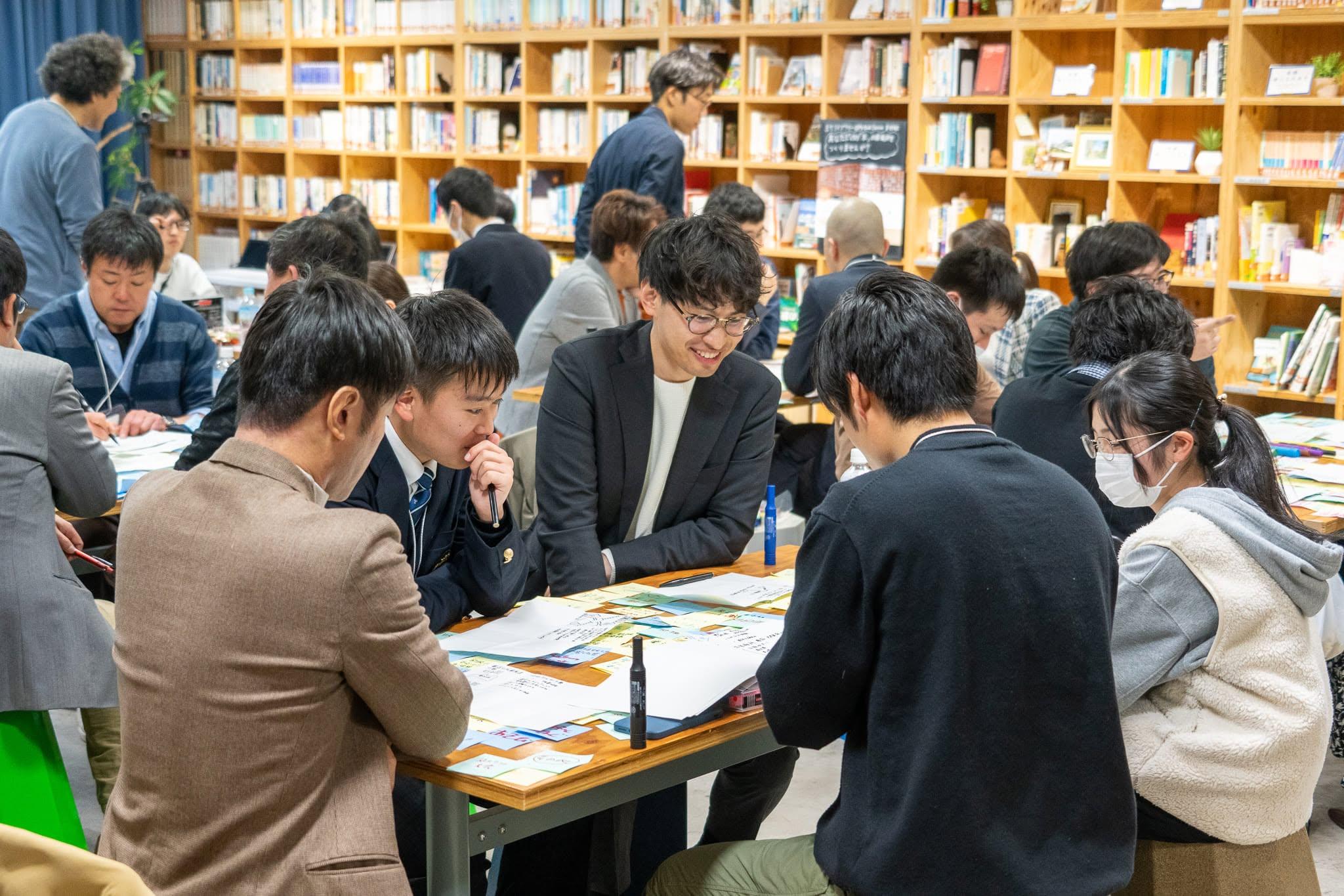 テーブルを囲み、交流する参加者。