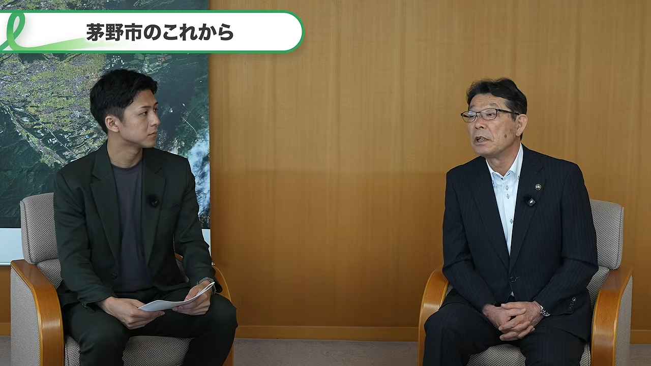 茅野市の未来について語る今井敦市長と、聞き手の内山拓朗。