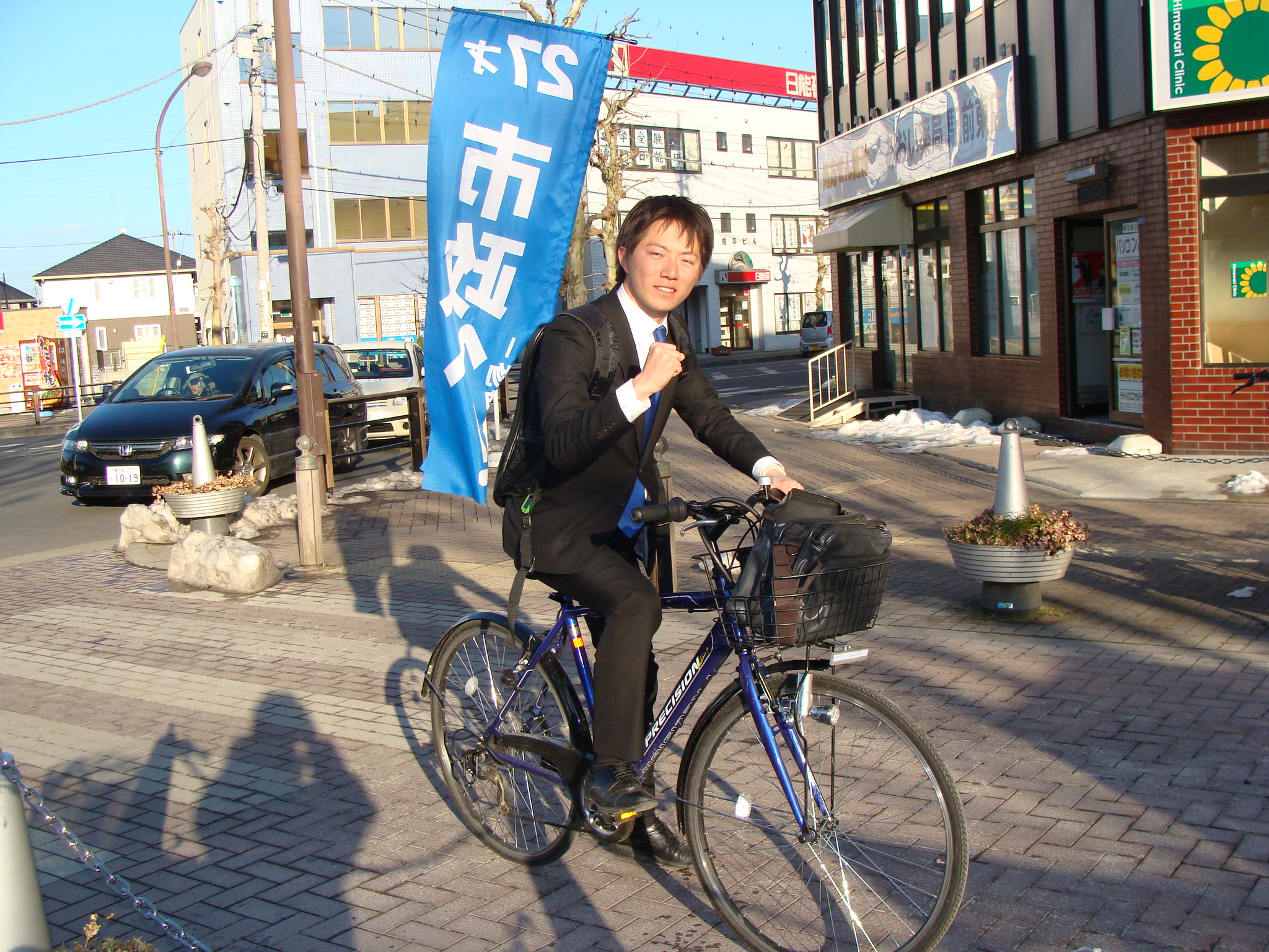 自転車で地域を回る貴志信智さん。