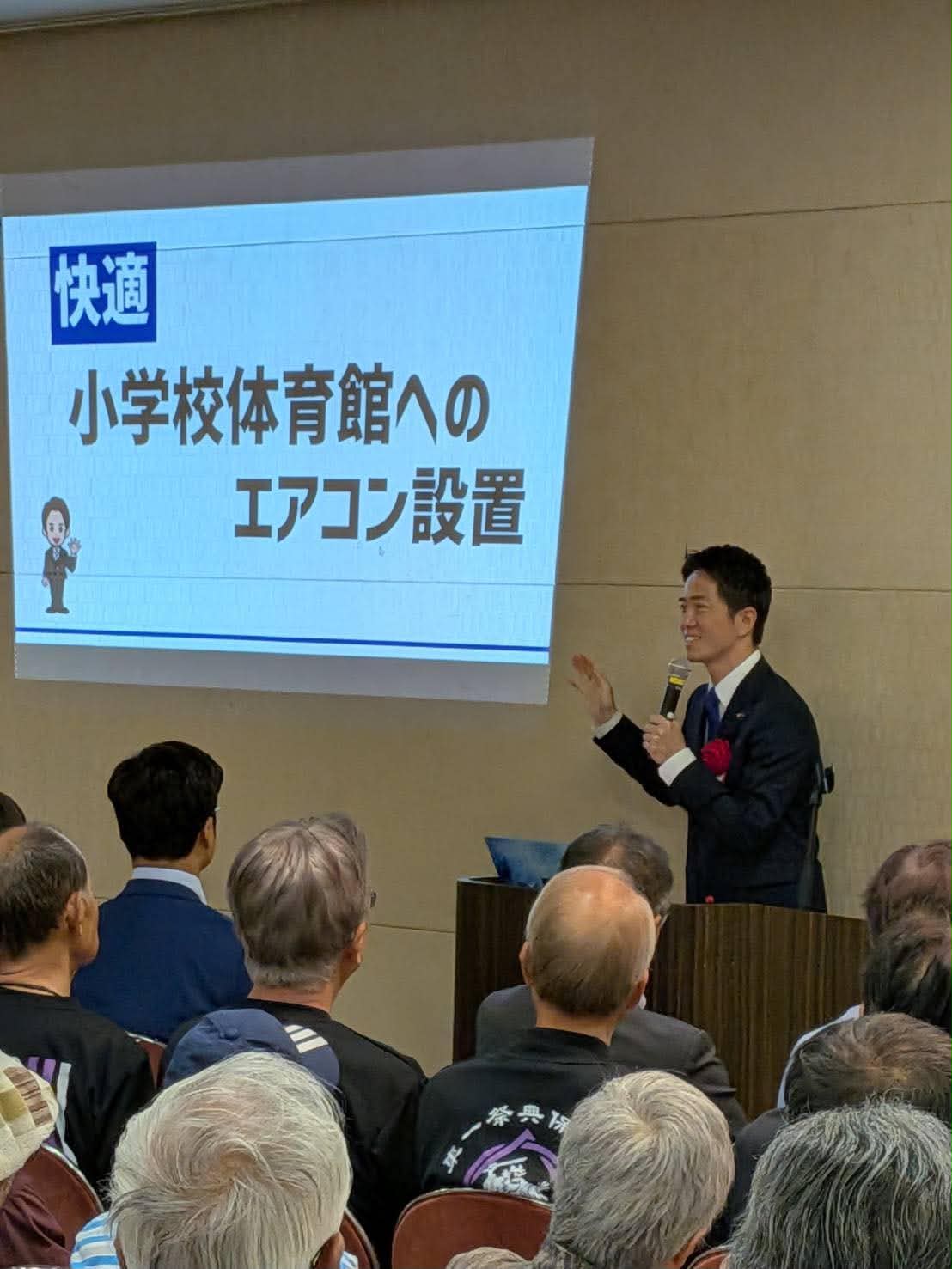小学校体育館へのエアコン設置について話す貴志信智さん。