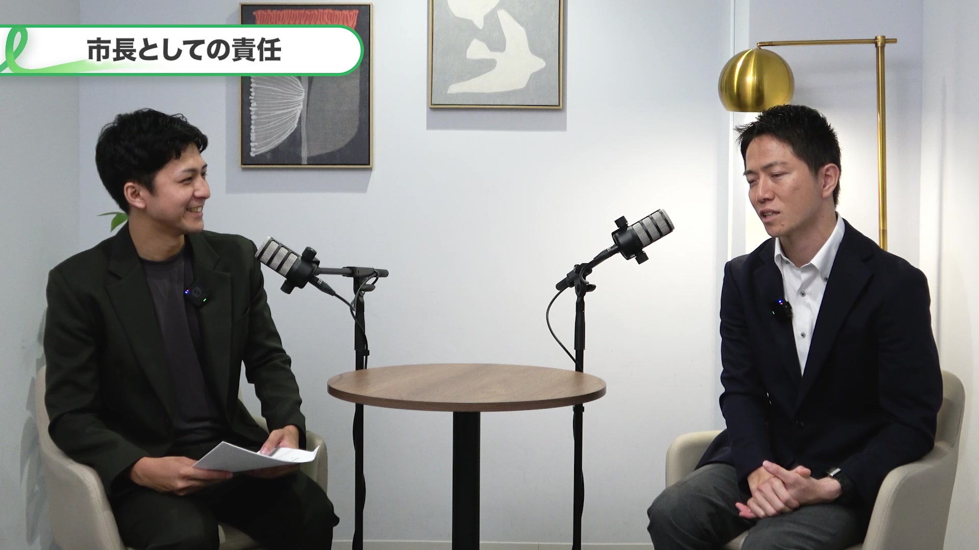 市長としての責任について語る貴志信智市長と、聞き手の内山拓朗。