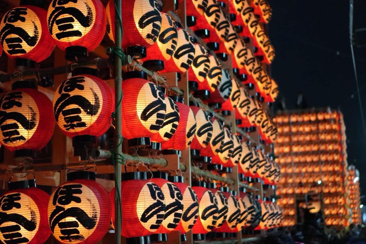 提灯が並ぶ祭りの風景。