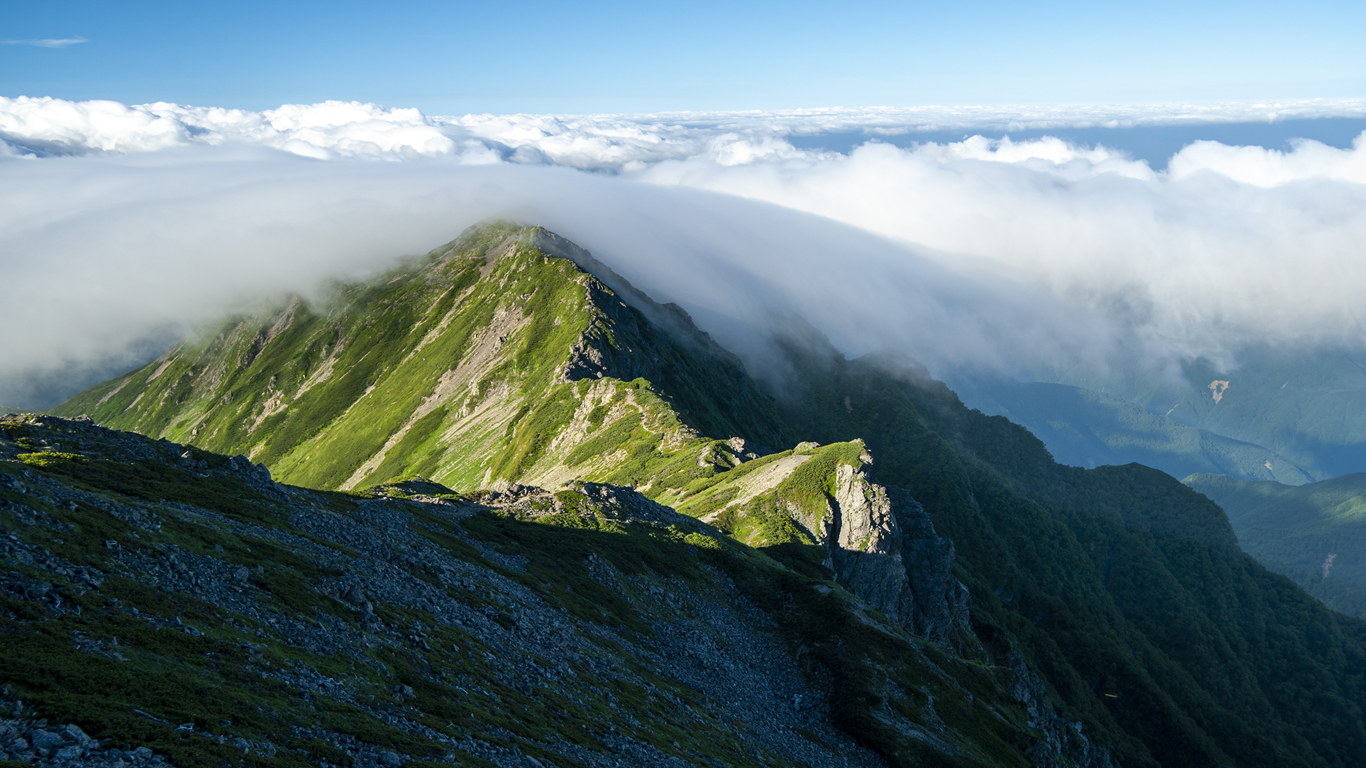 雲に包まれる山並み