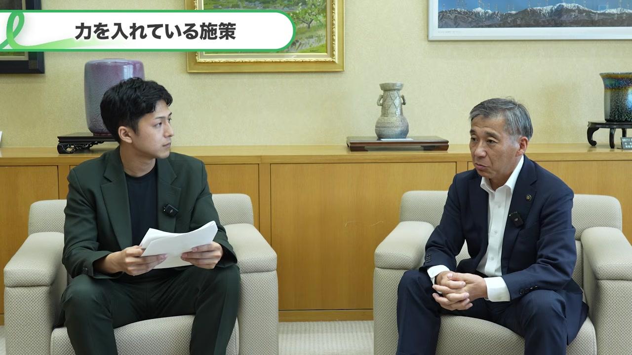 身近な暮らしの課題について話す吉田浩之市長と内山拓朗